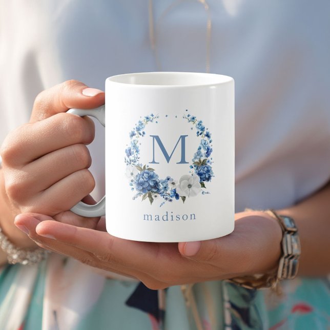 Monogramm Kaffeetasse (Blue Floral Wreath Monogram Coffee Mug with your Initial & Name)