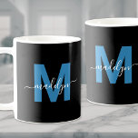 Monogramm Kaffeetasse<br><div class="desc">Personalisierte moderne blaue und weiße Anfangsbuchstaben Monogram Kaffee Tasse. Diese elegante Monogramm-Tasse verbindet einen modernen minimalistischen Stil mit einem schlichten und dennoch stilvollen Look, der sich perfekt für jeden Kaffee- oder Teeliebhaber eignet. Mit einem fett blauen Initial auf schwarzem Hintergrund und einem weißen Skriptnamen zeigt diese Tasse das Monogramm auf...</div>