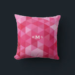 Monogramm-Kissen mit rosa geometrischem Muster Kissen<br><div class="desc">Individuell gestaltbares Kissen mit einem Gefälle eines rosa geometrischen Dreiecksmusters. Dieses moderne Monogramm-Kissen wird ein perfekter Akzent zu jedem Zimmer sein.</div>