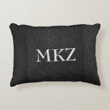 Monogramm-Kissen mit schwarzem Leder-Look