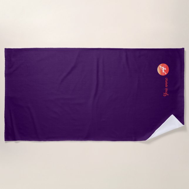 Monogramm Korallenflechtbrief Ein lila Strandtuch (Vorderseite)