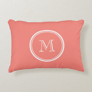 Monogramm-korallenrote rosa zuerstobere Grenze Zierkissen