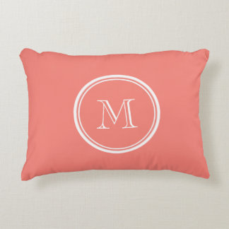 Monogramm-korallenrote rosa zuerstobere Grenze Zierkissen