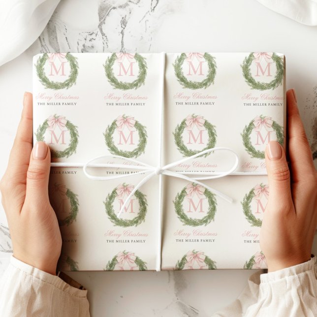 Monogramm-Kranz Weihnachten mit rosa Schleife Geschenkpapier (Von Creator hochgeladen)