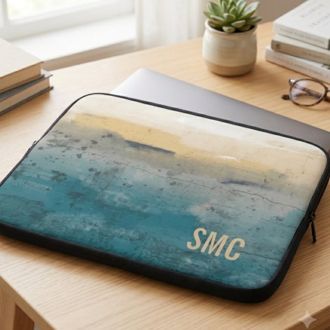 Monogramm Küsten-Abstrakt Laptopschutzhülle (Monogrammed coastal art laptop sleeve on a desk — a chic gift for graduates and creatives)