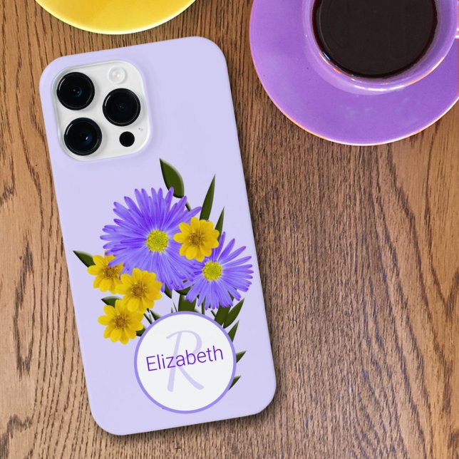 Monogramm Letter Lila und Gelb Wildblumen iPhone Hülle (An easy to personalize monogram phone case that can make a great custom gift for someone special.)