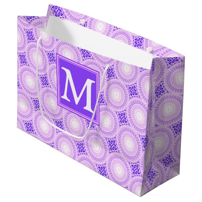 Monogramm lila Kreismuster Große Geschenktüte (Vorderseite Schrägansicht)