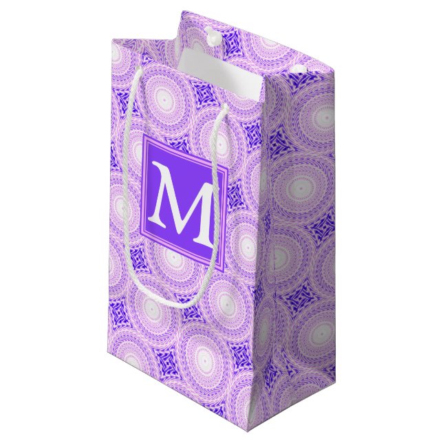 Monogramm lila Kreismuster Kleine Geschenktüte (Vorderseite Schrägansicht)