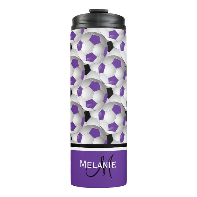 Monogramm-lila schwarzes Fußball-Ball-Muster Thermosbecher (Vorderseite)