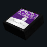 Monogramm Lila, SilberDamast, Trinkbox Schmuckschachtel<br><div class="desc">Diese große, individuell anpassbare Schmuckbox aus lila und silbernen Damastmuster Trauzeugin mit einem IMITAT Band und Schmuckbrosche hat einen Platz für Sie, um mit dem Monogramm Ihrer Trauzeugin oder anderen Hochzeitsfeier Begleiter zu personalisieren. Wenn Sie Änderungen wünschen oder Hilfe benötigen, um diese mit Ihrem Monogramm zu bearbeiten, senden Sie bitte...</div>