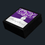 Monogramm Lila, SilberDamast, Trinkbox Schmuckschachtel<br><div class="desc">Diese große, individuell anpassbare Schmuckbox aus lila und silbernen Damastmuster Trauzeugin mit einem IMITAT Band und Schmuckbrosche hat einen Platz für Sie, um mit dem Monogramm Ihrer Trauzeugin oder anderen Hochzeitsfeier Begleiter zu personalisieren. Wenn Sie Änderungen wünschen oder Hilfe benötigen, um diese mit Ihrem Monogramm zu bearbeiten, senden Sie bitte...</div>