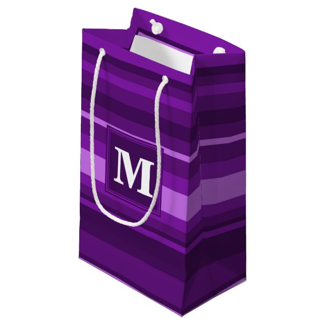 Monogramm lila Streifen Kleine Geschenktüte (Vorderseite Schrägansicht)