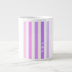 Monogramm lila und rosa vertikale Streifen Jumbo-Tasse