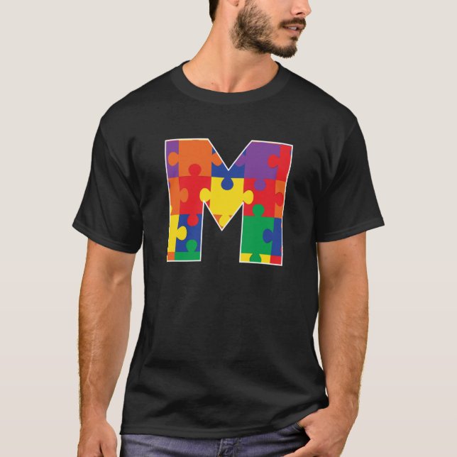 Monogramm M in mehrfarbigen Puzzleteilen T-Shirt (Vorderseite)