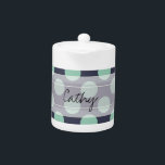 Monogramm-Marine-Blau-Minzen-Grün-Tupfen-Muster<br><div class="desc">Monogramm-Marine-Blau-Minzen-Grün-schickes Tupfen-Muster. Trendy, Spaß, niedliches, girly, stilvolles, modernes, Marineblau und tadelloses grünes Polkapunktmuster mit tadellosen grünen Polkapunkten gegen einen Marineblauhintergrund. Der Entwurf umfaßt eine transparente weiße Schärpe, die mit Ihrem Monogramm oder Namen besonders angefertigt werden kann. Personifizieren Sie ihn weiter, indem Sie Fotos und/oder Text addieren, um Ihren eigenen einzigartigen...</div>