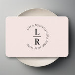Monogramm, minimalistisch beige Rose Visitenkarte<br><div class="desc">Minimalistische Monogramm-Visitenkarte - Beige Rose | Personalisiert für Coaches & Consultants und mehr. Erhöhen Sie Ihr berufliches Image mit dieser stilvollen, anpassbaren Visitenkarte. Dieses minimalistische Design in beige-Rose mit eleganter Typografie verströmt Professionalität und Eleganz. Perfekt für Trainer, Berater, Unternehmer und Freiberufler, die eine moderne und raffinierte Präsentation schätzen. Vollständig anpassbar...</div>