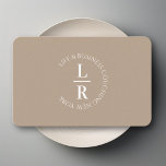 Monogramm, minimalistisches beigefarbenes Geschäft Visitenkarte<br><div class="desc">Minimalistische Monogramm-Visitenkarte - Beige braun | Personalisiert für Coaches & Consultants und mehr. Erhöhen Sie Ihr berufliches Image mit dieser stilvollen, anpassbaren Visitenkarte. Mit einem minimalistischen Design in weichem Braun und eleganter Typografie strahlt diese Karte Professionalität und Eleganz aus. Perfekt für Trainer, Berater, Unternehmer und Freiberufler, die eine moderne und...</div>