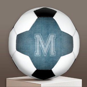 Monogramm mit grungy Chalkboard Blue Background Fußball