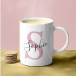 Monogramm mit neuem Personalisierten Namen Pink Kaffeetasse<br><div class="desc">Monogramm mit neuem Personalisierten Namen Pink</div>