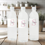 Monogramm mit neuem Personalisierten Namen Pink Wasserflaschenetikett<br><div class="desc">Monogramm mit neuem Personalisierten Namen Pink</div>