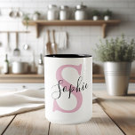 Monogramm mit neuem Personalisierten Namen Pink Zweifarbige Tasse<br><div class="desc">Monogramm mit neuem Personalisierten Namen Pink</div>