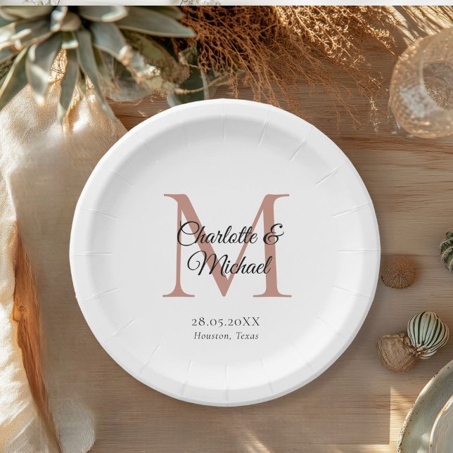 Monogramm Moderner Minimal Pappteller (Monogram Modern Minimal Wedding Paper Plates with your names and date.)