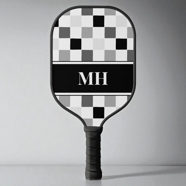 Monogramm moderner Schwarz-Weiß-Karton Pickleball Schläger (Modern Black and White Checkered Initials Monogram Pickleball Paddle)