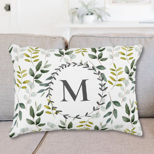 Monogramm Muster aus grünem, tropischem Eukalyptus Dekokissen