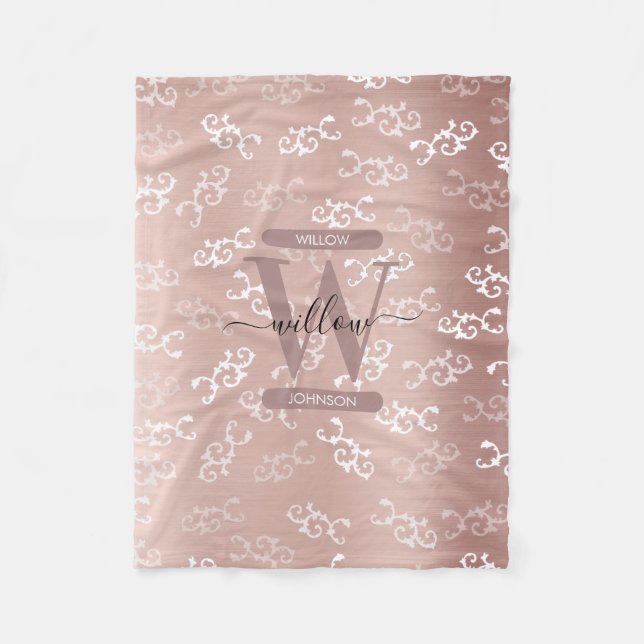 Monogramm Muster im Vintage-Roségold-Damaskus-Stil Fleecedecke (Vorderseite)