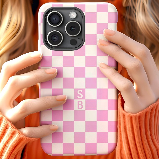 Monogramm Muster mit rosa und weißem Schachbrettmu iPhone 15 Hülle (Von Creator hochgeladen)