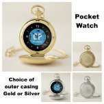 Monogramm Name blau und schwarz mit Pfeil und Punk Taschenuhr<br><div class="desc">Personalisieren Sie diese Taschenuhr mit Initialen und einem Namen. Auch die Worte 'Don't be Late' können geändert werden. Schwarz-Weiß mit einem blauen Kreis und einem schwarzen Pfeil</div>