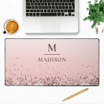 Monogramm Name Rosa Glitzer Stilvoll Mit Monogramm Schreibtischunterlage<br><div class="desc">Monogram Name Pink Glitzer Stilvolle Mit Monogramm Desk Mat besticht durch ein schlichtes, modernes und elegantes Design mit Monogramm und Namen in moderner Schriftzypografie auf einem rosa ombre Glitzer Hintergrund. Perfektes Geschenk für Familie, Freunde, Arbeitskollegen, Lehrer und mehr für Weihnachten, Feiertage, Geburtstag, Muttertag und Lehrergewinn. Entworfen von © Evco Studio...</div>