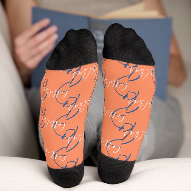 Monogramm Name und anfänglich weiße pfirsichblaue  Socken (Unterseite)