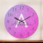 Monogramm-Name und Initialname des Lila Glitzer Große Wanduhr<br><div class="desc">Lila und rosa Ombre Sparkle Glitzer Monogramm Name und erste Serving Wall Uhr. Die Wall-Uhr ist das perfekte Geschenk für jemanden,  der Lieben funkeln und Glitzer.</div>