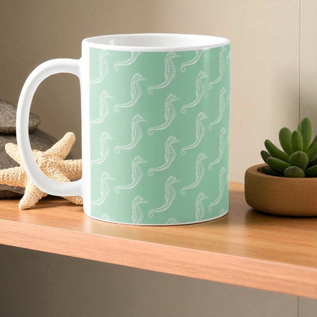 Monogramm Name Weißes Seepferd Skelettmuster Kaffeetasse (beach house style mug on a shelf)