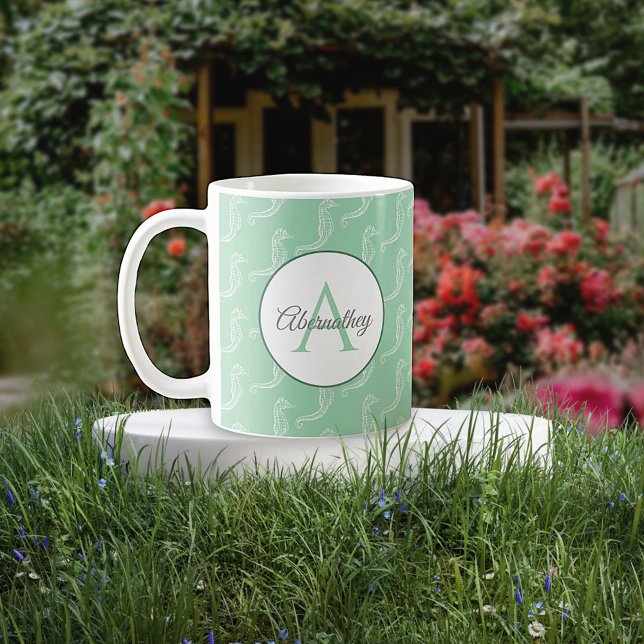 Monogramm Name Weißes Seepferd Skelettmuster Kaffeetasse (These custom name and monogram mugs make a sweet custom housewarming gift. )