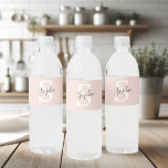 Monogramm Pastell mit Personalisiertem modernen Na Wasserflaschenetikett<br><div class="desc">Monogramm Pastell mit Personalisiertem modernen Namen Pink</div>