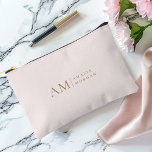 Monogramm Personalisiert rosa Initial und Name Zubehörtasche<br><div class="desc">Behalt deine essenziellen Arrangements mit unserem Minimalistischen Monogram Personalisiert Pastel Pink Accessoire Pouch. Dieser elegante Beutel besticht durch einen weichen pastellrosa Hintergrund, der mit einem eleganten Monogramm-Initial und Ihrem individuelle Name in einem modernen Schriftart betont wird. Dieser vielseitige Beutel eignet sich perfekt für Make-up, Schreibwaren, Reiseartikel und vieles mehr. Er...</div>