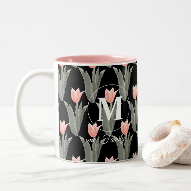 Monogramm-Pfirsichfarben mit elegantem Familiennam Zweifarbige Tasse (Mit Donut)