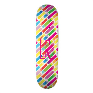 Monogramm-Regenbogen-diagonale Linien Skateboard