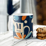 Monogramm Retro aquamarine Gaben Mitte des Jahrhun Kaffeetasse<br><div class="desc">Monogram Retro Mitte der 70er Jahre aquamarine marineblaue daisy Vintag moderne Retro-Stil personalisierten Namen Kaffee Tasse Brauereigeschenke Brautparty bevorzugt</div>