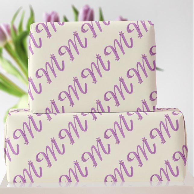 Monogramm rosa Buchstaben M auf Cremewummapier Geschenkpapier (Perfect wrapping paper for your Mom for Mother's Day or her Birthday)