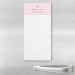Monogramm Rosa | Elegantes Gold Minimalistisch Magnetischer Notizblock<br><div class="desc">Ein einfaches,  individuelles Monogramm-Design in einer modernen,  goldfarbenen Typografie auf elegantem pastellfarbenem Rosa Hintergrund. Die Monogramm-Initialen und der Name können zusammen mit der Feature-Zeile leicht personalisiert werden,  um ein Design so einzigartig wie Sie sind zu machen! Das perfekte Geschenk oder Accessoire für jeden Anlass.</div>