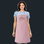 Monogramm Rosa Minimalistische Feminine Schürze<br><div class="desc">Diese personalisierte Schürze in Rosa ist ein Geschenk und ein Muss für jeden,  der das Backen oder Kochen Lieben hat. Mit einem modernen,  minimalistischen,  einfachen Design ist es einfach,  sich mit Ihrem Monogramm oder Namen anzupassen.</div>