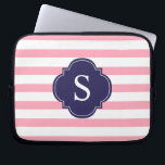 Monogramm Rosa und Blaue Streifen Laptopschutzhülle<br><div class="desc">Moderne und schicke horizontale Streifen und Quatrefolienmonogramm-Design.</div>