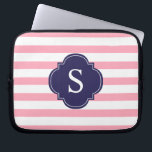 Monogramm Rosa und Blaue Streifen Laptopschutzhülle<br><div class="desc">Moderne und schicke horizontale Streifen und Quatrefolienmonogramm-Design.</div>