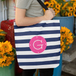 Monogramm Rosa und Marinestreifen<br><div class="desc">Personalisieren Sie diese schicke marineblau-blau-weiß gestreifte Tasche mit Ihrem Single erste Monogramm auf einem hellen und farbenfrohen magentafarbenen rosa Kreis Abzeichen.</div>