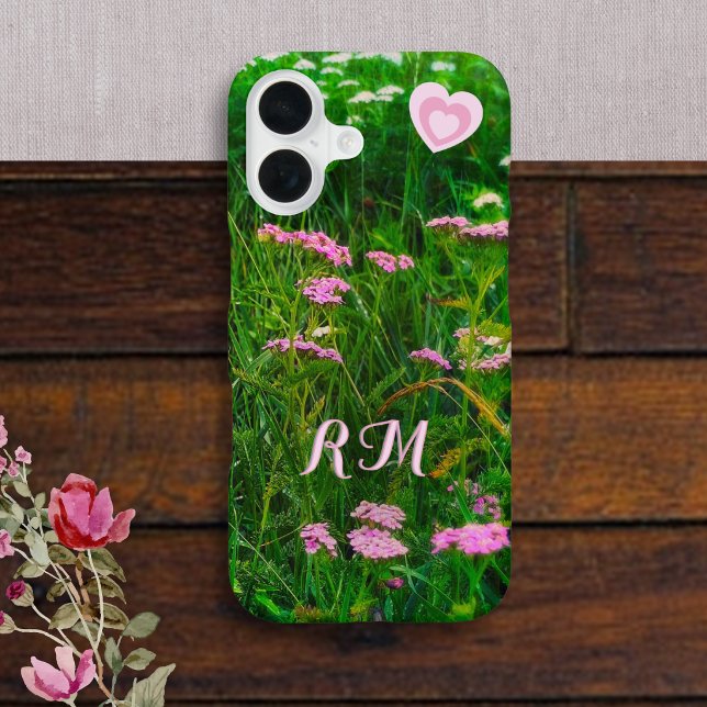 Monogramm Rosa Wildblumen-Herzen iPhone 16 Hülle (A pretty phone case with custom initials and photograph of pink wildflowers and long grass)