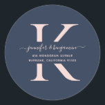 Monogramm-Rücksendeadresse für Navy Blue und Blush Runder Aufkleber<br><div class="desc">Moderne personalisierte Marineblau- und rot-blaue Monogramm-Etiketten mit Rücksendeadresse mit einem modernen Script-Schriftart. Einfach online personalisieren. Bitte verwenden Sie einen kleinen Brief für Ihr Monogramm. Passende Gegenstände zur Ergänzung dieser eleganten und minimalistischen monogramm Hochzeitsfeier Rücksendeadressen-Aufkleber.</div>