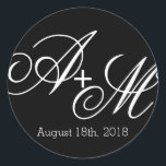 Monogramm Runder Aufkleber<br><div class="desc">Dieser Aufkleber ist Teil des modernen Edge Monogram Wedding Collections mit einem fett aber einfach gestalteten Stil. Bearbeiten Sie die Monogramm-Initialen mit den Initialen der Braut und des Bräutigams und fügen Sie anstelle des Textes, der in der Designvorlage gezeigt wird, Ihr Hochzeitstag oder einen anderen Text ein. Bei dieser Konstruktion...</div>